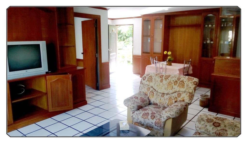 Thong Paeka Hotel Prasat 객실 사진